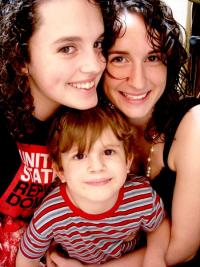 Junge mit seinen großen Freundinnen (Foto: morguefile.com)