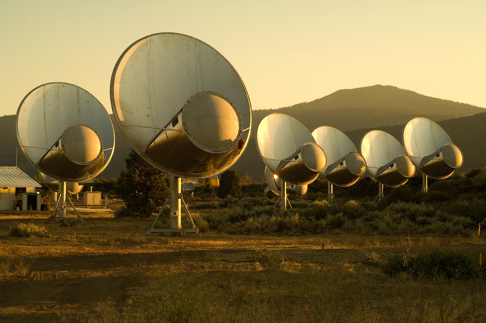 Die Suche nach Signalen außerirdischer Zivilisationen hat 1960 begonnen. Inzwischen wird sie vom Allen Telescope Array in Kalifornien am effektivsten betrieben. Es wird speziell für die Suche gebaut, dient aber auch der Radioastronomie. [© SETI Institute]