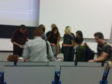 Ansammlung um den Büchertisch, Foto AM