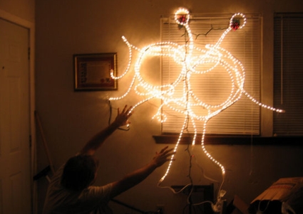 Das Monster macht sich gut als Weihnachtsschmuck (bsaltert.com)